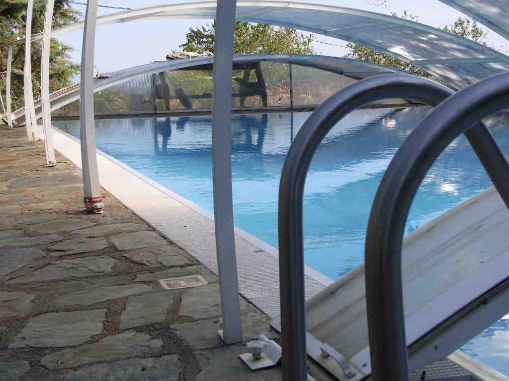 Une piscine à débordement dans la végétation